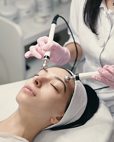 "dermatologist in UAE", "Cosmetic dermatologist", "dermatologist in musssafh", " Chemical peels", "Laser treatments", "Injectables"